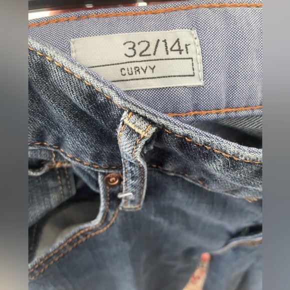 GAP 1969 curvy jeans. Slight flare. - Picture 9 of 9